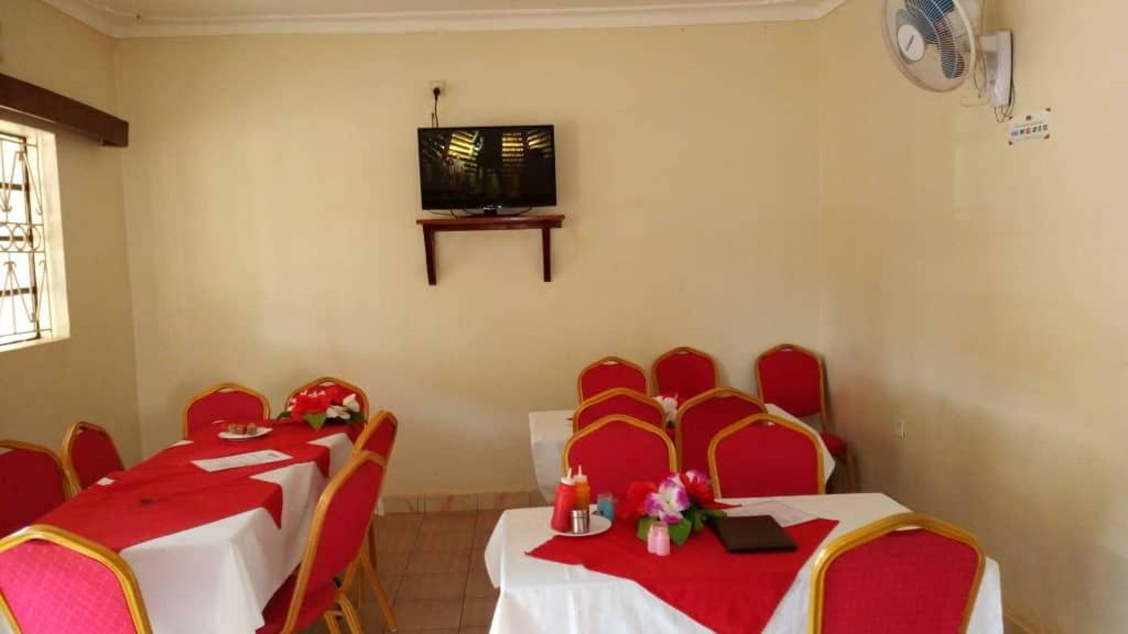 Kanberra Hotel Lira Екстериор снимка